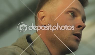 Onun favori takım Şampiyonası destekleyen genç hayal kırıklığına futbol fan