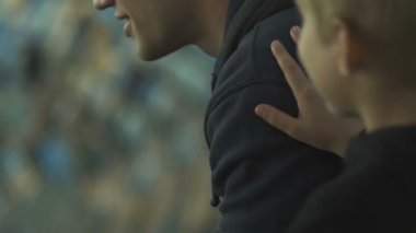 Baba ve oğul birlikte eğleniyor, boş zaman ailesi ile gülümseyen, hafta sonu