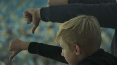 Başparmak aşağı hareketi, gösterilen iki futbol taraftarları hakem kararı ile katılmıyorum