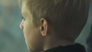 Küçük çocuk rahatsız edici şeyler, çığlık kavramı, aleni bir küçük düşürme zorbalık