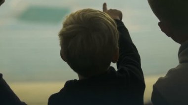 İlginç gösteriyi izledikten kardeşler ile küçük çocuk zaman aile, arka manzaralı