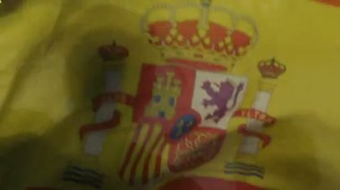 Takımı için tezahürat Stadı, futbol maçı sırasında İspanyol bayrağı sallayarak hayranları