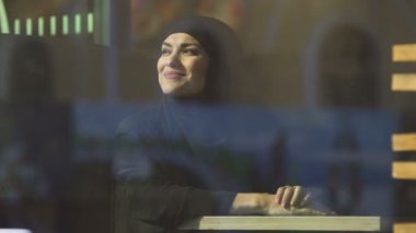 Genç çekici Müslüman erkek güneş, önyargı ücretsiz zevk Cafe