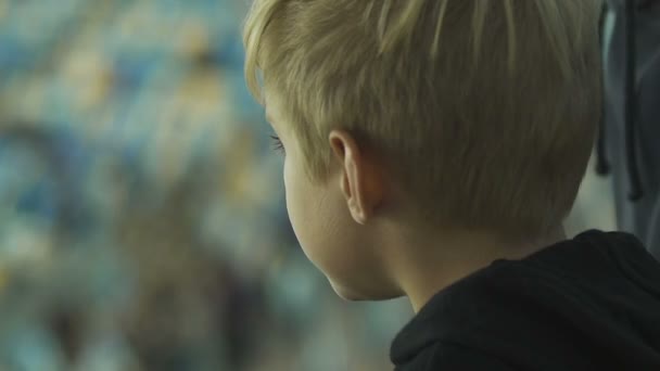 Padre Hijo Viendo Partido Fútbol Estadio Apoyando Equipo Favorito — Vídeos de Stock