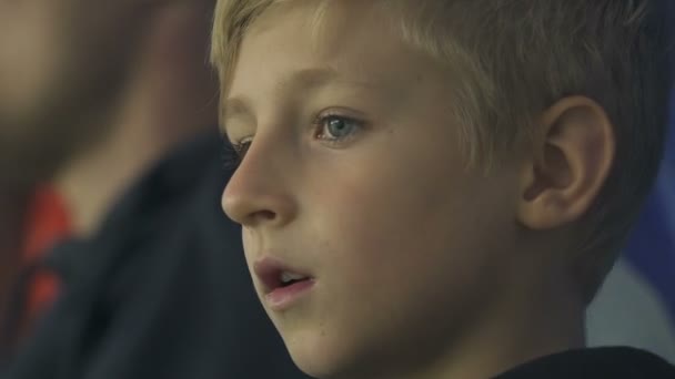 Pequena Criança Bonita Assistindo Jogo Futebol Estádio Bandeira Francesa Fundo — Vídeo de Stock