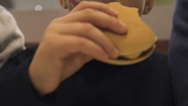 Маленький Хлопчик Їсть Гамбургер Кафе Швидкого Харчування Здорове Харчування Дитинстві — стокове відео