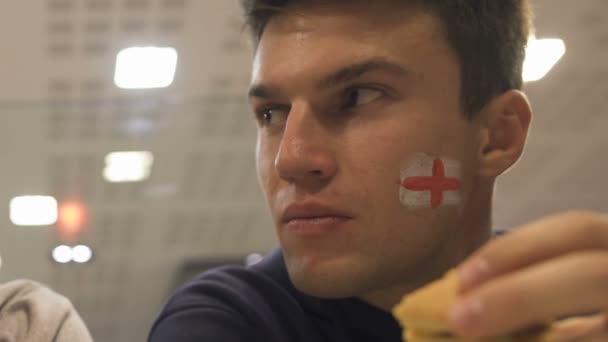 Dos Aficionados Fútbol Borrachos Decepcionados Comiendo Comida Rápida Hablando Juego — Vídeos de Stock