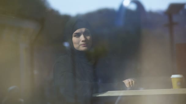 Hermosa Dama Musulmana Pensativa Sentada Cafetería Usando Hijab Esperando Orden — Vídeos de Stock