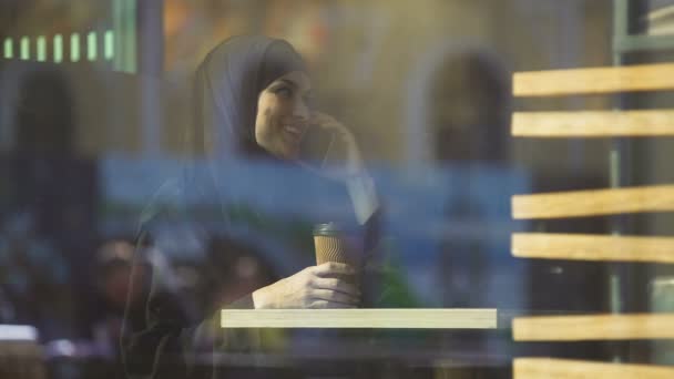 Aantrekkelijke Vrouw Hijab Praten Telefoon Drinken Koffie Het Café Glimlachend — Stockvideo