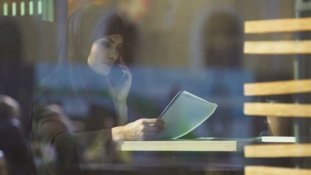 Jovem Atraente Estudante Muçulmano Café Preparando Para Exames Chamando Amigo — Vídeo de Stock