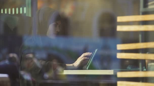 Ελκυστικό Κυρία Στο Χιτζάμπ Εργάζονται Δισκίο Κάθεται Στο Καφενείο Ανεξάρτητος — Αρχείο Βίντεο