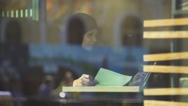 Senhora Confiante Hijab Trabalhando Café Verificando Dados Contrato Contador — Vídeo de Stock