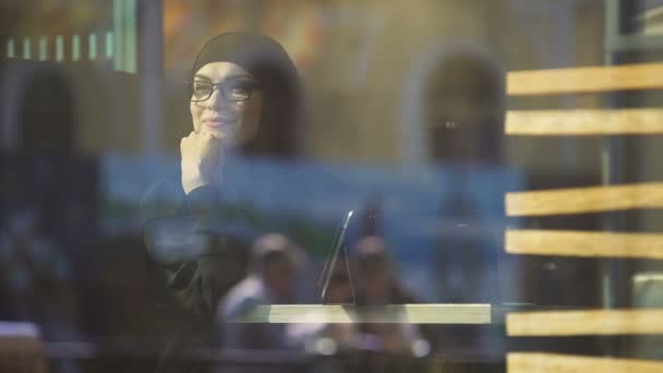 Feliz Senhora Muçulmana Pacífica Café Sentado Perto Janela Olhando Para — Vídeo de Stock