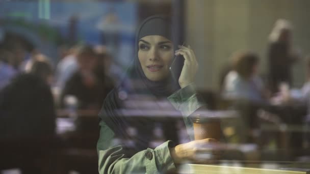 Aantrekkelijke Jonge Arabische Vrouwen Praten Telefoon Vrije Tijd Doorbrengen Café — Stockvideo