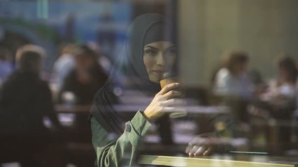Gratis Musulman Doamnă Bea Cafea Cafenea Gândindu Oportunități Zâmbind — Videoclip de stoc