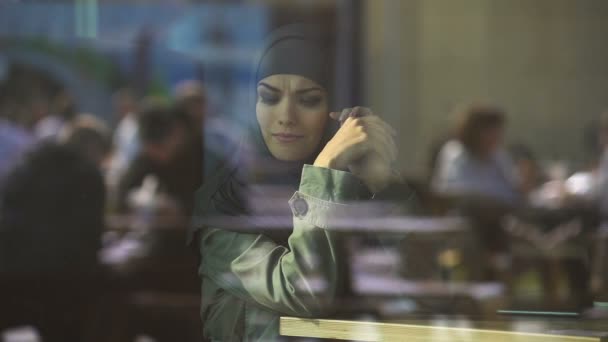 絶望的なイスラム教徒の女性のカフェで泣いて苦しんで離婚を恥じる孤独 — ストック動画
