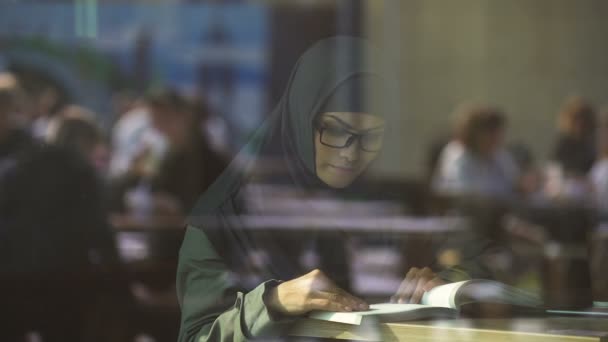 Jong Arabisch Dame Leesboek Café Studenten Voorbereiden Examens Literatuur — Stockvideo