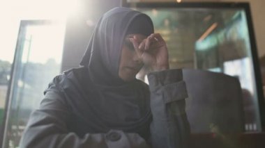 Endişeli Arap kadın acı boşanma sorun eşiğinde yalnız erkek stres