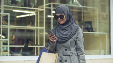 Gösteri-pencere, telefon sohbet hijab, neşeli gülümseyen kadın alışveriş