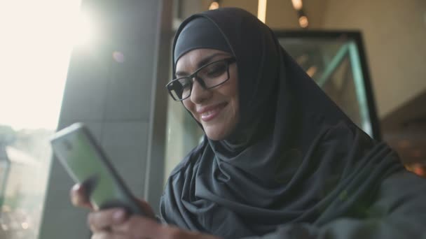 Sonriente Señora Árabe Cafetería Charlando Por Teléfono Solicitud Compras Línea — Vídeos de Stock