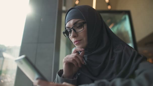 Eftertänksam Kvinna Traditionella Muslimska Kläder Chattar Telefon Internetbank — Stockvideo