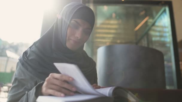 自信があるアラビア女性カフェ 自己啓発の本を読んで — ストック動画