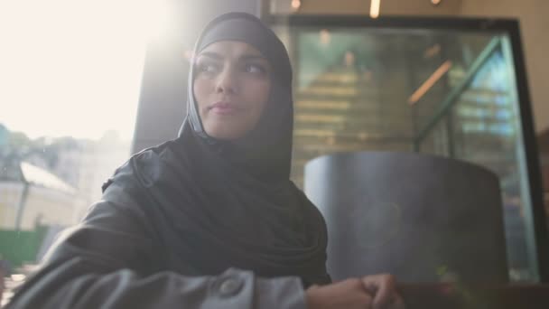 Depressive Arabische Frau Café Denken Unsicher Der Entscheidung Unsicher — Stockvideo