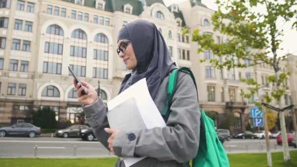 Geïnspireerd Ervan Overtuigd Moslim Vrouwelijke Student Chatten Telefoon Staande Straat — Stockvideo