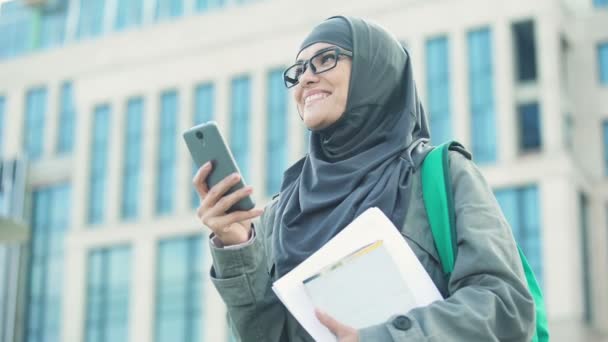 Εμπνευσμένο Μουσουλμάνα Κυρία Λαμβάνει Μήνυμα Στο Τηλέφωνο Πάρει Νέα Εργασία — Αρχείο Βίντεο
