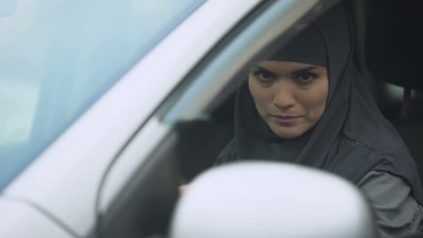妇女在传统的穆斯林围巾要去见面 得到驾照 — 图库视频影像