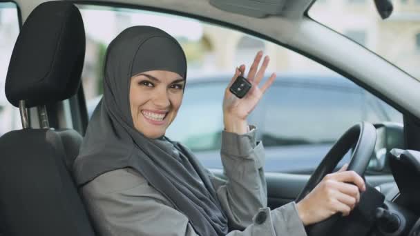 Señora Sonriente Hijab Mostrando Las Llaves Del Coche Cámara Comprando — Vídeos de Stock