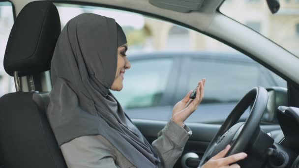 Vrolijke Vrouw Hijab Spelen Met Autosleutels Het Kopen Van Nieuwe — Stockvideo