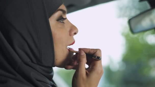 Wanita Muslim Cantik Menerapkan Lipstik Merah Menggoda Dalam Mobil Feminisme — Stok Video