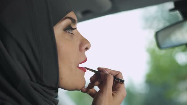 Σαγηνευτικό Μουσουλμάνα Κυρία Εφαρμογή Κόκκινο Κραγιόν Στο Αυτοκίνητο Φεμινισμός Κοκέτα — Αρχείο Βίντεο