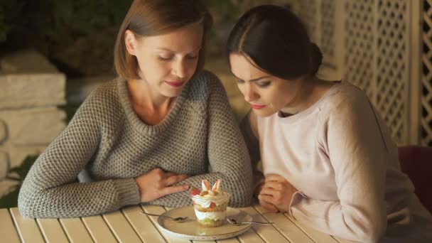 Amigos Mirando Postre Cremoso Con Ganas Comerlo Dieta Nutrición Saludable — Vídeos de Stock