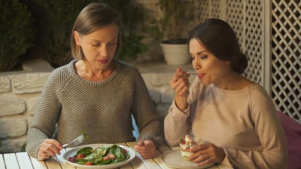 Dame Neckt Freundin Isst Gemüsesalat Mit Süßem Cremigem Dessert — Stockvideo