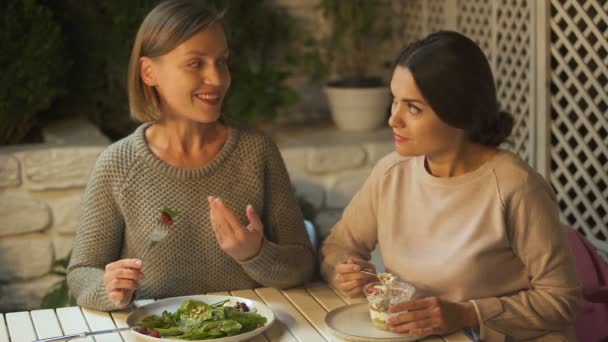 Vegan Lady Comer Ensalada Criticando Amigo Por Disfrutar Postre Dulce — Vídeo de stock