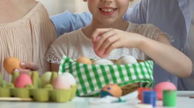 Sepet içine, renkli yumurta koyarak aile gelenekleri Paskalya Festivali için hazırlanıyor