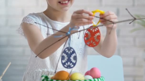 Menina Sorridente Preparando Decoração Páscoa Pendurando Ovos Brinquedo Galhos Árvore — Vídeo de Stock