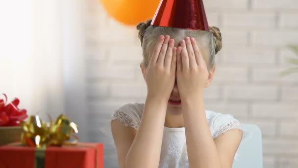 Vårdande Föräldrar Att Göra Överraskning Till Lilla Födelsedagsbarnet Presenterar Små — Stockvideo