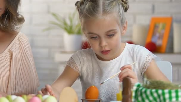 Kızı Annesi Paskalya Yumurtaları Boya Fırça Gelenekleri Ile Dekorasyon — Stok video