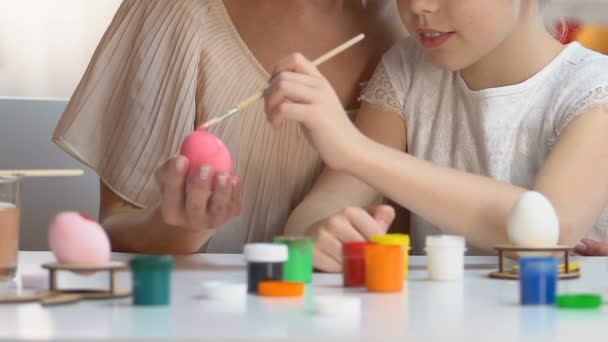 母親の少女絵画卵手 イースター装飾 家族の準備 — ストック動画