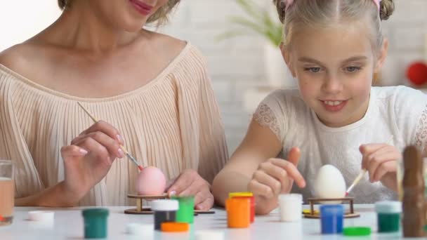 Trevlig Dotter Och Mor Pannband Kul Målning Näsa Till Varandra — Stockvideo