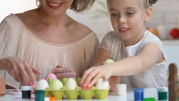 Mãe Criança Embalando Ovos Ésteres Tingidos Caixa Dando Cinco Altos — Vídeo de Stock
