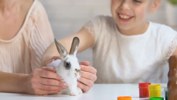 Figlia Madre Fasce Con Orecchie Coniglio Accarezzando Piccolo Coniglio Bianco — Video Stock