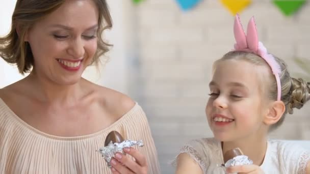 可爱的女儿和母亲吃巧克力蛋享受消遣在一起 — 图库视频影像