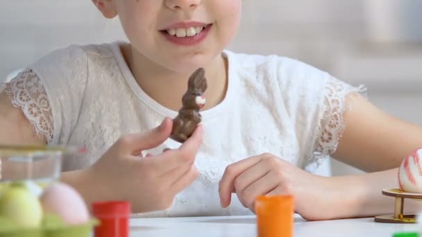 Niña Feliz Disfrutando Sabroso Conejo Chocolate Dulce Regalo Pascua Infancia — Vídeos de Stock