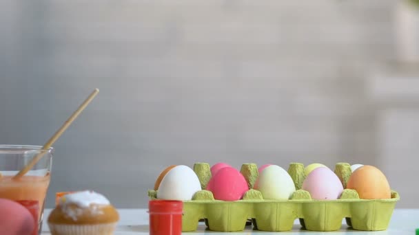 Niña Que Aparece Debajo Mesa Como Conejo Para Disfrutar Huevos — Vídeos de Stock