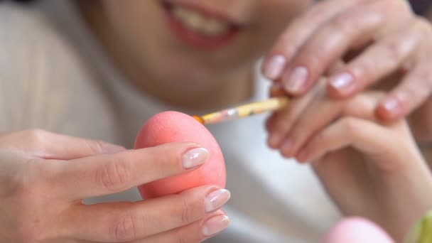 Nauczyciel Pomaga Dziewczynka Malowania Wzorów Easter Egg Preparaty — Wideo stockowe