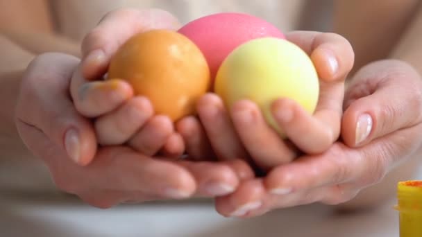 Mãe Segurando Mãos Filhas Com Ovos Páscoa Brilhantemente Tingidos Tradições — Vídeo de Stock